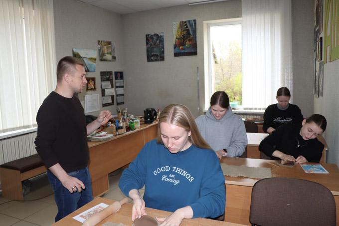 Молодые специалисты района познакомились с искусством керамики