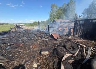 В Мстиславском районе произошёл пожар. Огонь уничтожил строение.