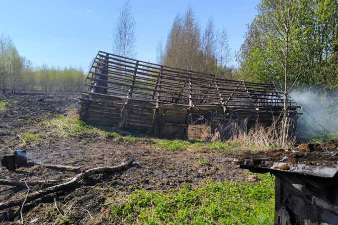 Пал травы привёл к пожару: сгорел дом в деревне Старое Село.