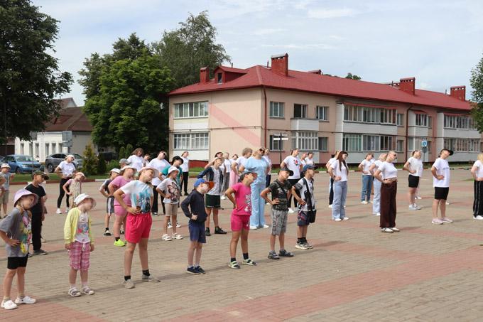 В ритме спорта. Народная зарядка собрала жителей Мстиславля
