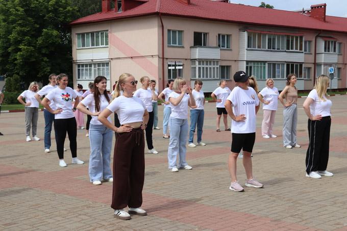 В ритме спорта. Народная зарядка собрала жителей Мстиславля