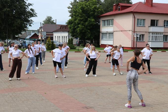 В ритме спорта. Народная зарядка собрала жителей Мстиславля