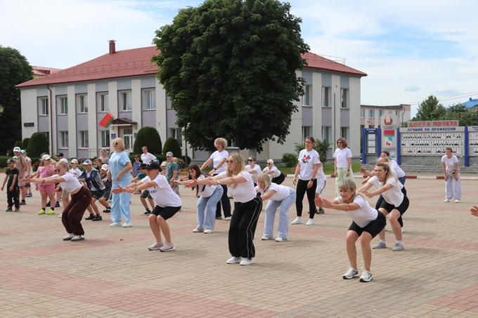 В ритме спорта. Народная зарядка собрала жителей Мстиславля