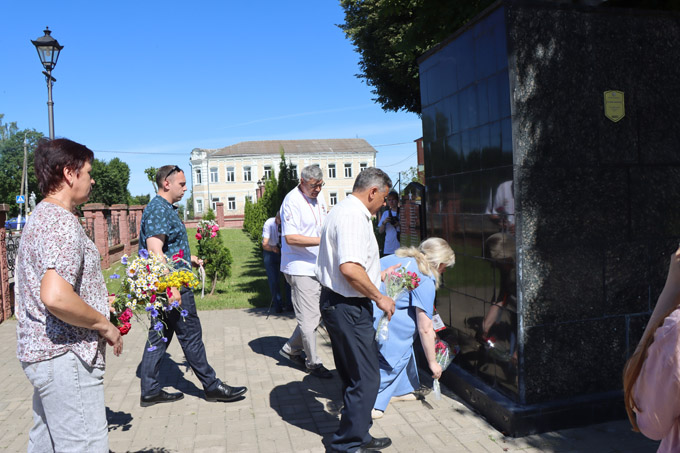 Как в Мстиславле прошла международная акция "Вахта Памяти — Горсть земли"