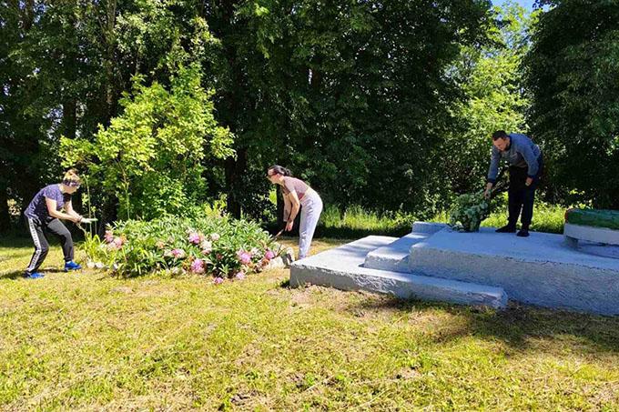 Трудовая акция по благоустройству воинских захоронений прошла в Андранах