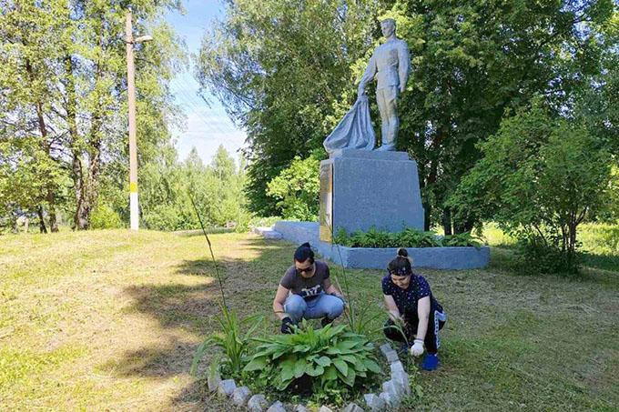 Трудовая акция по благоустройству воинских захоронений прошла в Андранах
