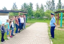 Сотрудники прокуратуры напоминают детям о безопасности Сотрудники прокуратуры напоминают детям о безопасности.