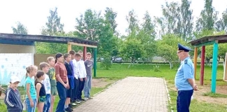 Сотрудники прокуратуры напоминают детям о безопасности.