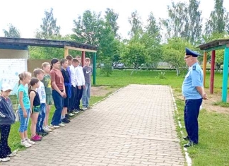 Сотрудники прокуратуры напоминают детям о безопасности.