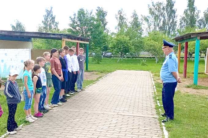 прокуратура Сотрудники прокуратуры напоминают детям о безопасности.