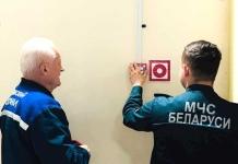 Спасатели проверяют системы пожарной автоматики.
