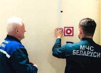 Спасатели проверяют системы пожарной автоматики.