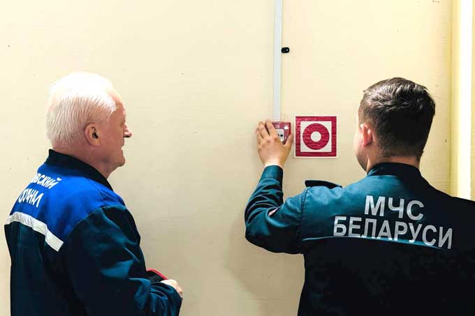 Спасатели проверяют системы пожарной автоматики.