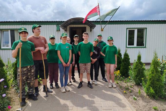 Школьники из аг. Ходосы начали трудовую смену в Ряснянском питомнике