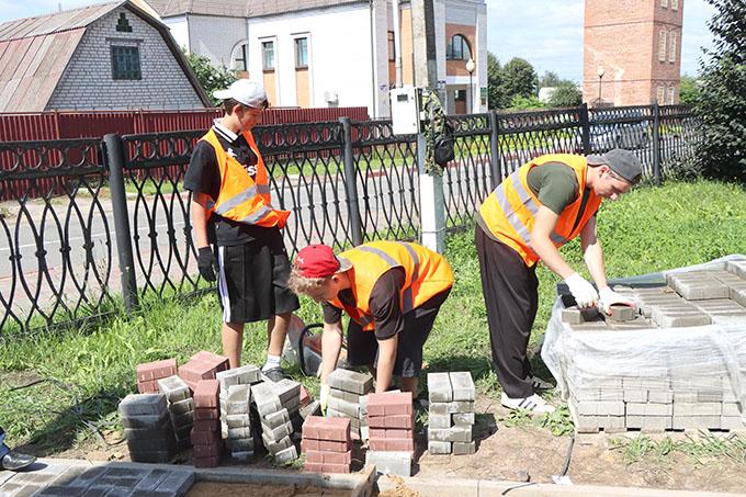В детском парке Мстиславля укладывают новые пешеходные дорожки