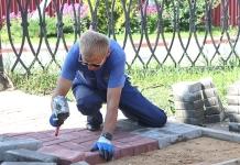 В детском парке Мстиславля укладывают новые пешеходные дорожки