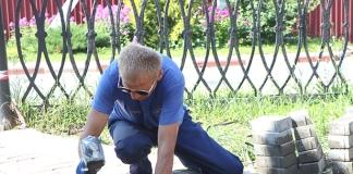 В детском парке Мстиславля укладывают новые пешеходные дорожки