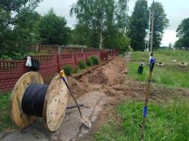 В аг. Ходосы продолжается прокладка оптоволокна и благоустройство территории