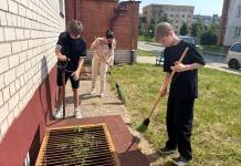 В Мстиславле школьники присоединились к благоустройству дворов В Мстиславле школьники присоединились к благоустройству дворов