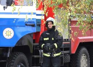 Руководство района поздравляет спасателей с Днём пожарной службы.
