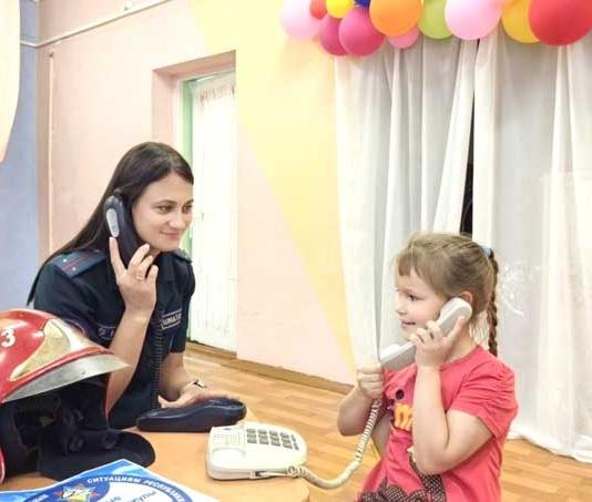 В Мстиславле спасатели провели уроки безопасности для воспитанников детсада.