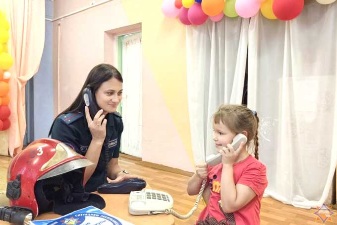 спасатели В Мстиславле спасатели провели уроки безопасности для воспитанников детсада.