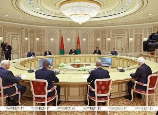Рабочая поездка, кадровые назначения и международные контакты: итоги недели Президента