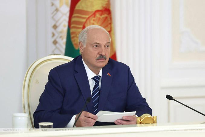 Выплаты на детей, уборочная и «Зов Полесья»: что было в центре внимания Президента