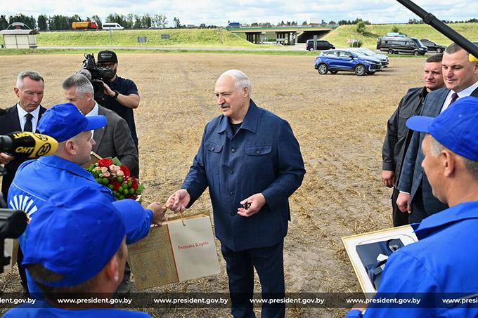 Как Президент поздравил хлеборобов с достижениями на жатве