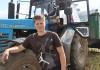 В поле — с утра до вечера: как молодой механизатор помогает вести уборку