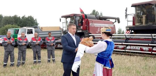 Каравай от губернатора. Могилёвщина взяла миллионный рубеж на хлебной ниве