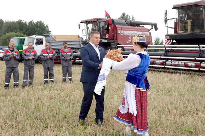 IMG_0778 Каравай от губернатора. Могилёвщина взяла миллионный рубеж на хлебной ниве