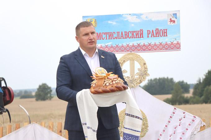 Каравай от губернатора. Могилёвщина взяла миллионный рубеж на хлебной ниве