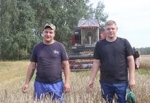 Братья за одним комбайном: больше тысячи тонн уже позади