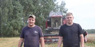 Братья за одним комбайном: больше тысячи тонн уже позади