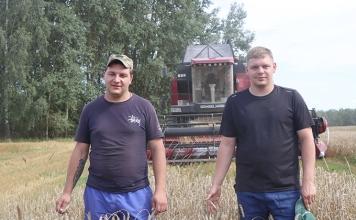 Братья за одним комбайном: больше тысячи тонн уже позади