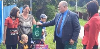 Акция «Профсоюзы — детям»: многодетным семьям вручили подарки