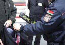 Что в рюкзаке? Почему вещи школьников теперь могут досмотреть на входе Что в рюкзаке? Почему вещи школьников теперь могут досмотреть на входе.