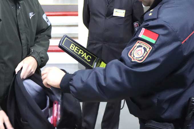 досмотр Что в рюкзаке? Почему вещи школьников теперь могут досмотреть на входе.