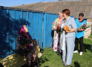 Как в аг. Мазолово поздравили ветерана труда Лидию Наливайко