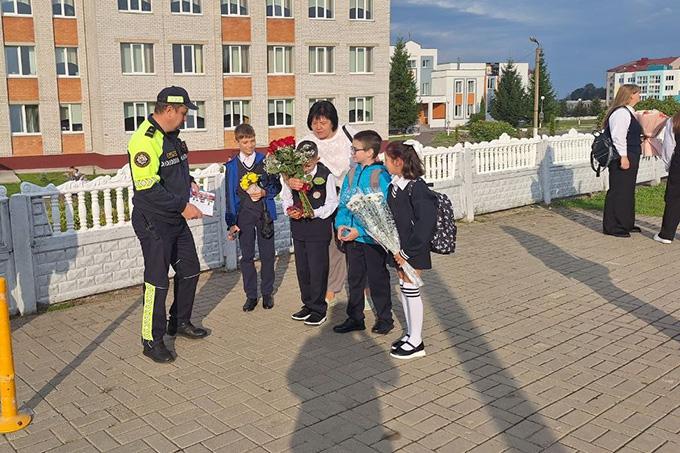 Сотрудники ГАИ напомнили школьникам о безопасности на дороге.