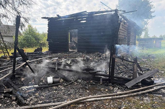 Пожар в Мстиславском районе: огонь уничтожил жилой дом