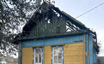 Пожар в Ходосах: нежилой дом загорелся на улице Лесной